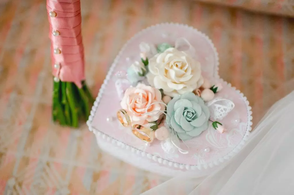 Caja para anillos de boda en forma de corazón.