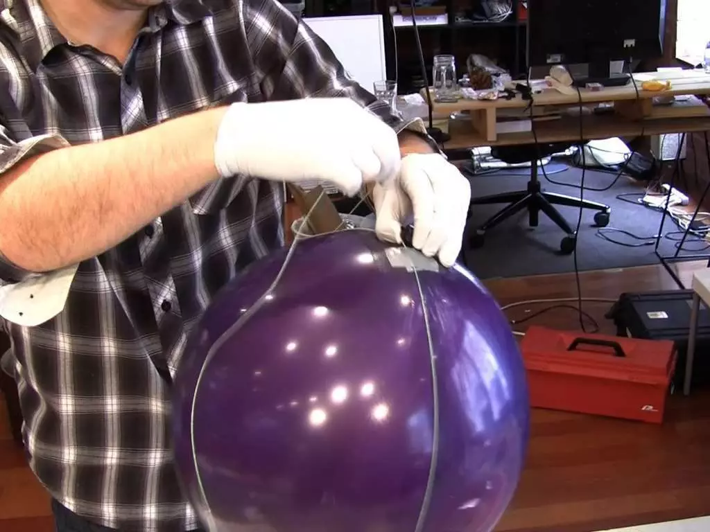 Самодельные шары. Светильник из воздушного шарика. Самодельный шар. Огромные шары своими руками. Светильник из надувного шарика.