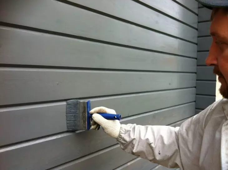 Pintura de fachadas para madera al aire libre a base de solvente y agua.