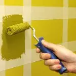Dekorimi i murit me pikturë dy ngjyra: opsionet për njollën e kombinuar