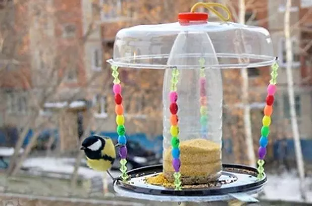 Que rapidez e só facer un alimentador de paxaros dunha botella de plástico?