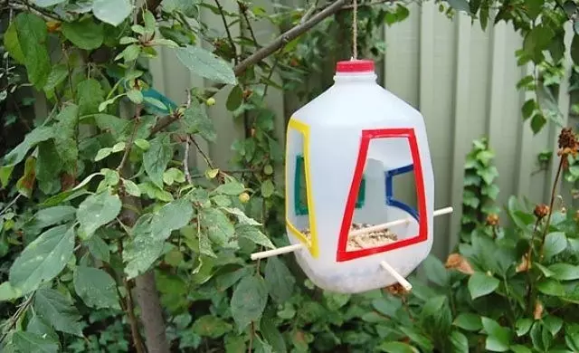 从塑料瓶中有多快，只是制造鸟类喂食器？