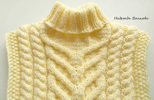 Sweater dengan jari-jari yang memikat dari benang tebal dengan deskripsi skema