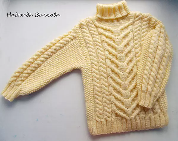 Sweater dengan jari-jari yang memikat dari benang tebal dengan deskripsi skema