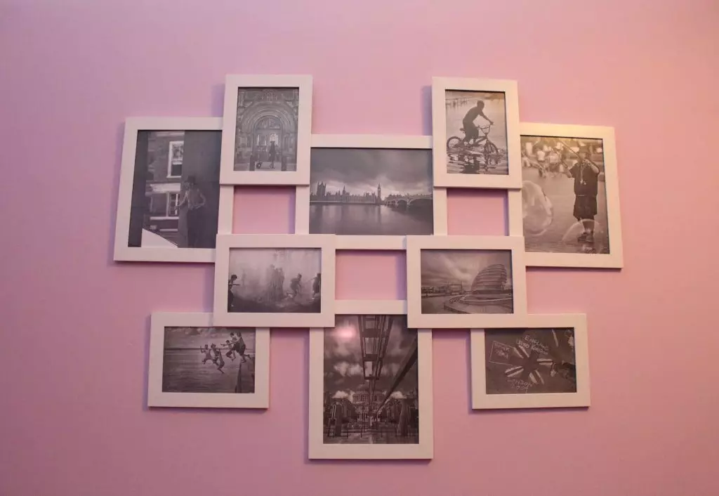 Fotokollage ar rāmjiem uz sienas