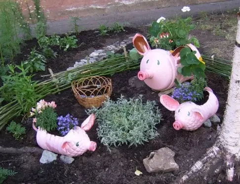 خوک های پلاستیکی بطری های پلاستیکی برای باغ آن را خودتان انجام دهید
