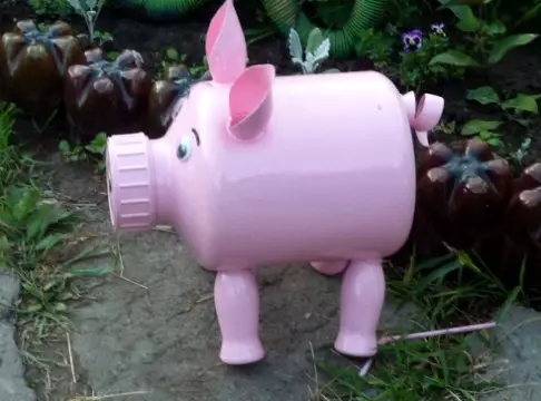 Piglets of plastic bottles for the garden do it yourself