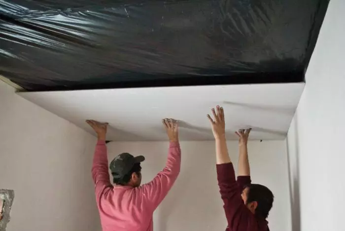 石膏ボードの天井にひび割れを作る方法