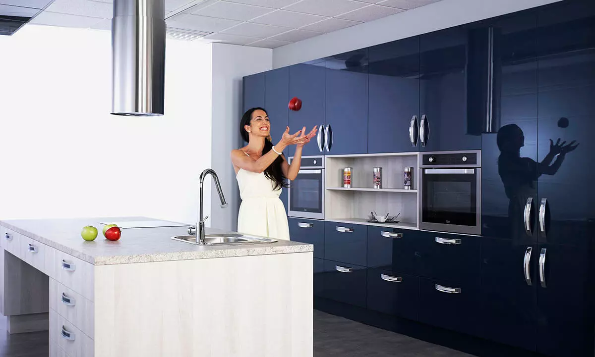 Црне фасаде у кухињи: Како се бринути?