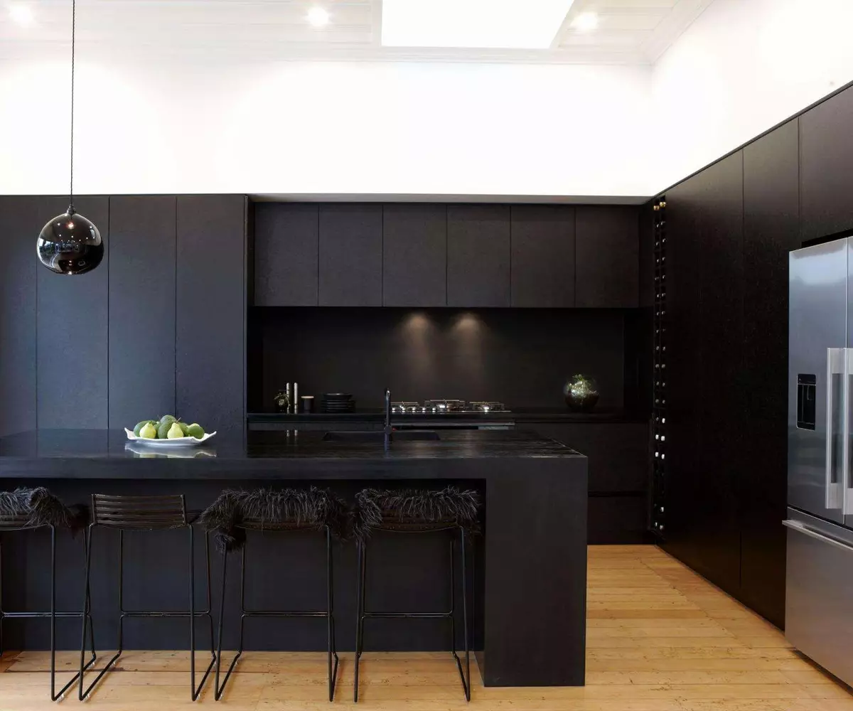 Чорні фасади на кухні: як доглядати?