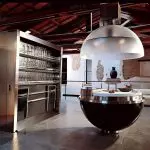 Moderan dizajn kuhinje u Khruščevu u stilu visokotehnološke
