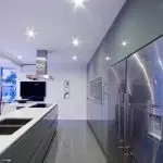 Moderne design av kjøkkenet i Khrusjtsjov i stil med høyteknologisk