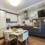 Modern design av köket i Khrusjtjov i stil med högteknologiska