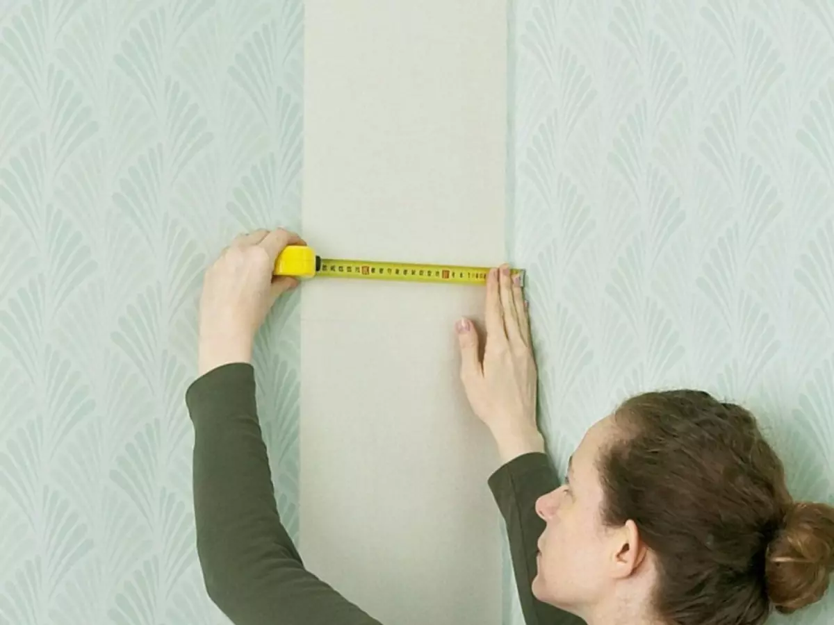 Tips, how to glue wallpaper correctly: 4 ways