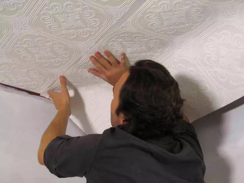 Como colar papel de parede no teto: regras e dicas