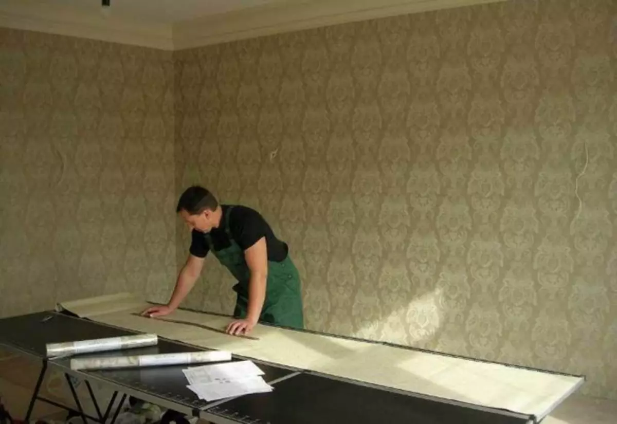 How to glue wallpaper on the ceiling: rules and tips