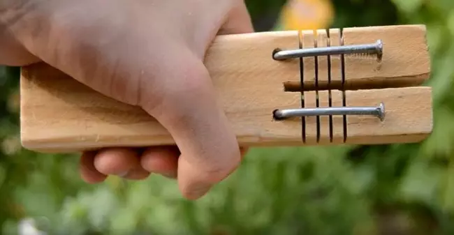 Simple homemade fixture for cutting ribbons from plastic bottles