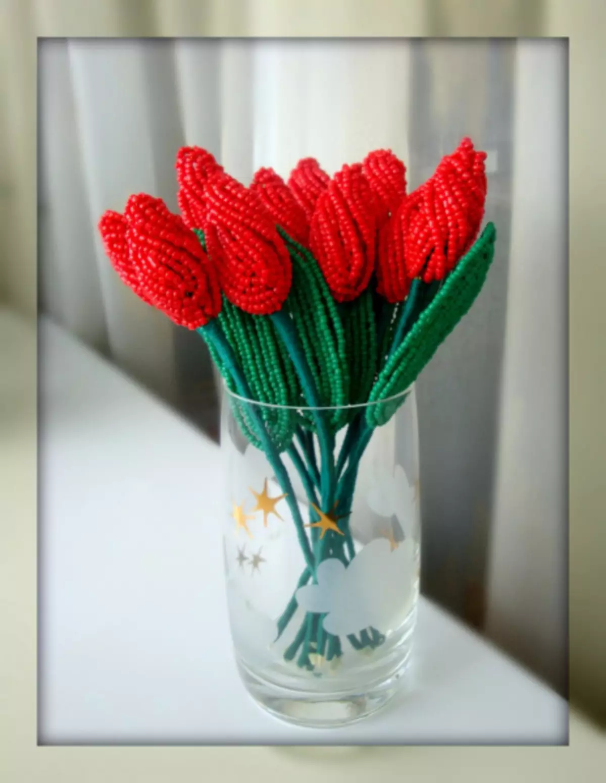 Hasiberrientzako beads tulipa: bideoarekin klase maisua
