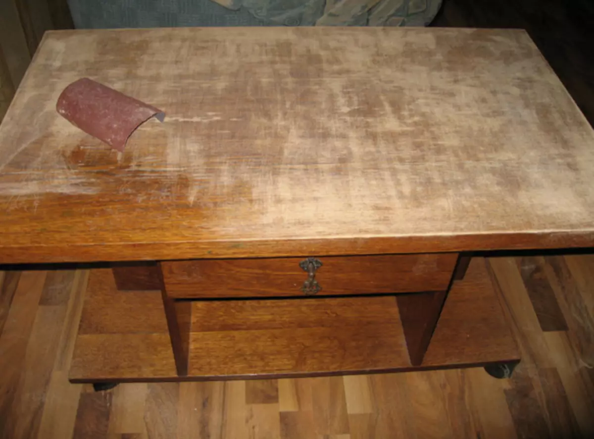 Старый полированный стол