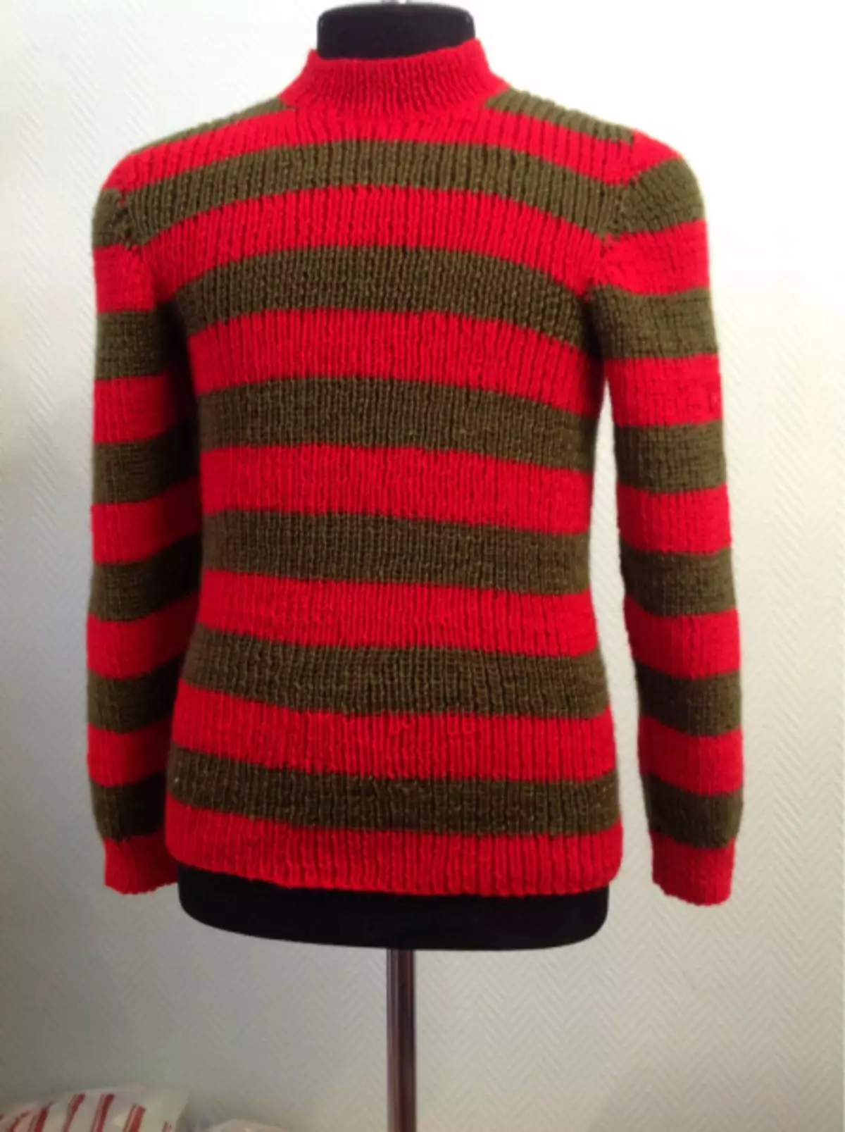 Freddie Kruger sweater: atụmatụ na foto na vidiyo