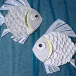 Applique de papel colorido com molde de peixe