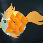 Aplicació de paper de colors amb plantilla de peixos