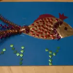 Aplicació de paper de colors amb plantilla de peixos