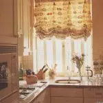 Urval av gardiner i ett litet kök - färgpsykologi