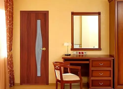 တံခါးပေါက်၏အရောင်အီတလီ walnut: အတွင်းပိုင်းရှိဓာတ်ပုံ
