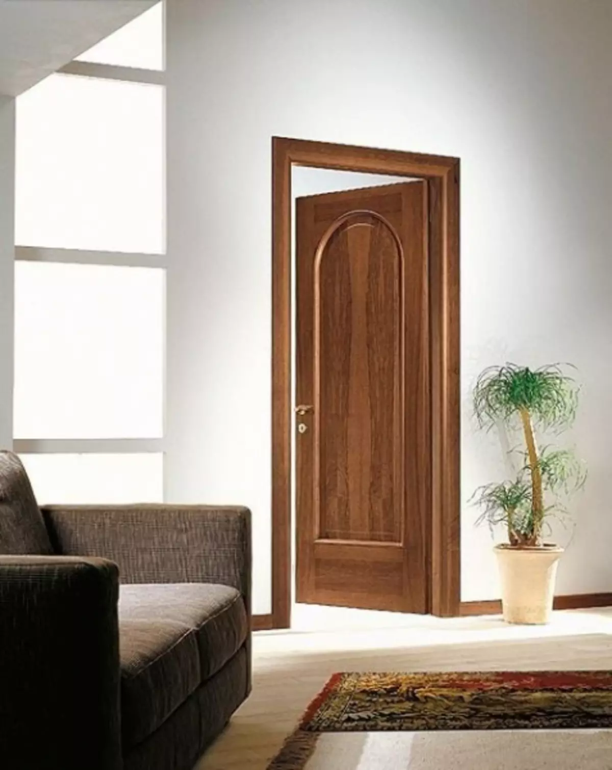 Kolor drzwi włoskiego orzecha włoskiego: zdjęcie we wnętrzu