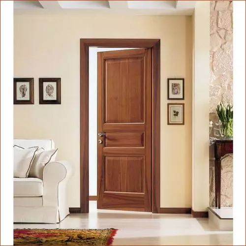 တံခါးပေါက်၏အရောင်အီတလီ walnut: အတွင်းပိုင်းရှိဓာတ်ပုံ