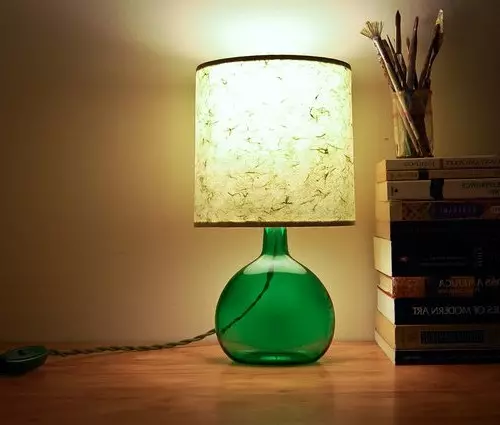 چه چیزی را از بطری های شیشه ای انجام دهید: گلدان، لامپ، شمعدان، قفسه و نه تنها