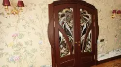 Witrażowe okna w drzwiach wewnętrznych: elegancja i praktyczność w wyrafinowaniu
