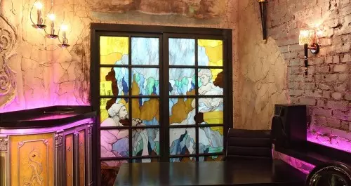 आंतरिक दरवाजे में रंगीन ग्लास खिड़कियां: परिष्कार में लालित्य और व्यावहारिकता
