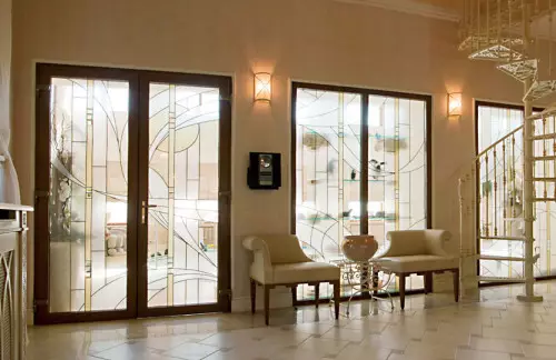 Vitražni prozori u unutarnjim vratima: elegancija i praktičnost u sofisticiranosti