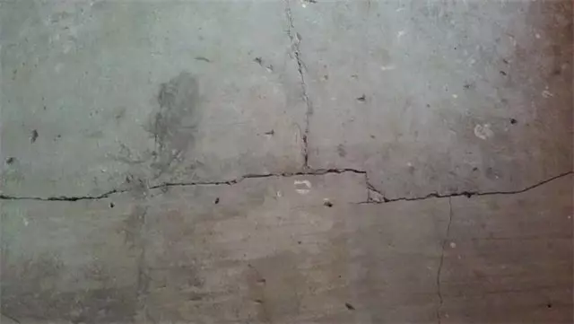 如果地板上的裂縫熨平道，我該怎麼辦？