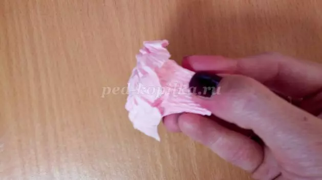 वीडियो के साथ शुरुआती लोगों के लिए अपने हाथों से नालीदार कागज से गुलाब