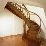 Staircase lori awọn ohun-ini: awọn ẹya ti apẹrẹ ti be (iyara ati fifi sori ẹrọ ti olukọni)