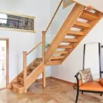 Staircase pane zvinhu: Zvimiro zvegadziriro yeiyo chimiro (kusimudzirwa uye kuisirwa kwemuperekedzi)