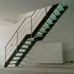 सम्पत्तिमा सीढी: संरचनाको डिजाइनको सुविधाहरू (टेटेटिंग र शिशुहरूको स्थापना)