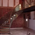 Lépcsőház az eszközökön: a szerkezet kialakításának jellemzői (az oktató rögzítése és felszerelése)