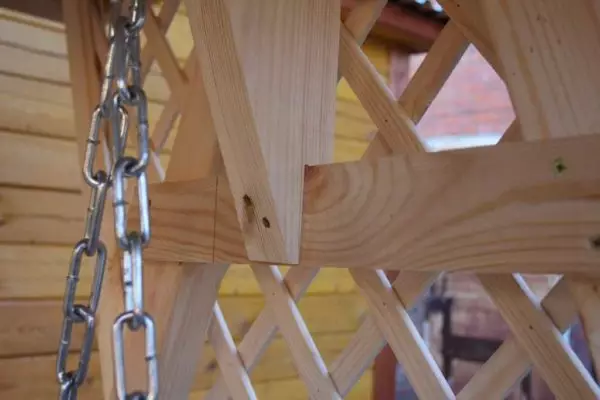 Come fare un'altalena di legno e metallo