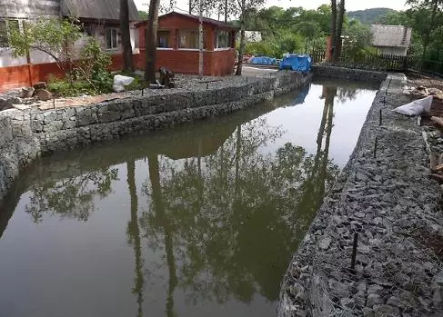 Stärkung der Ufer des Flusses, Teich. Beguckung von Wasserkörpern mit ihren eigenen Händen