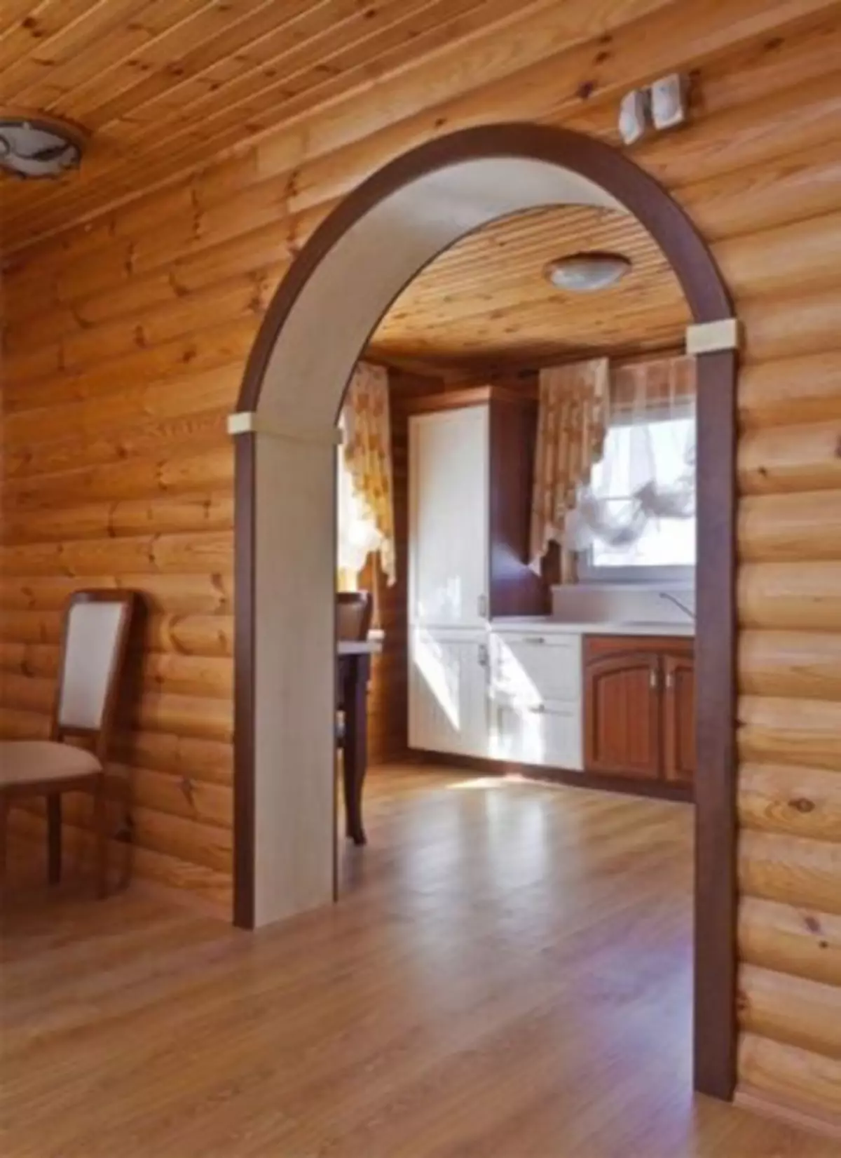 Lengkungan yang indah di rumah kayu pribadi