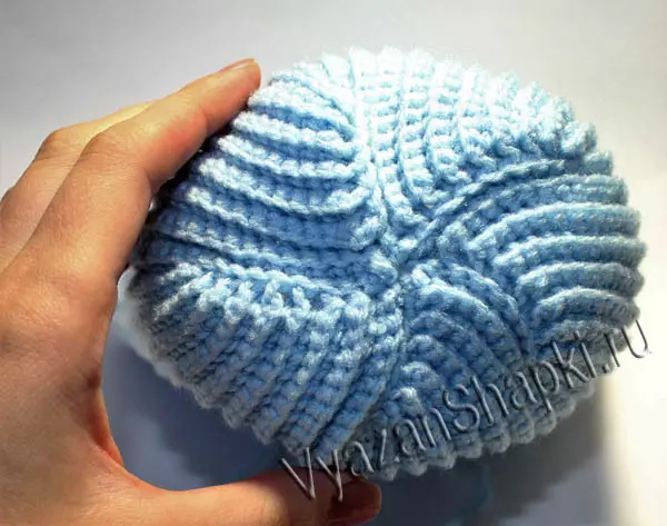 Chapeau pour femmes avec tricot de pompon avec description et photo