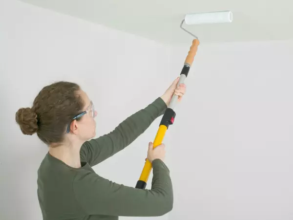 Welke rol voor het schilderen van het plafond is beter om te gebruiken?