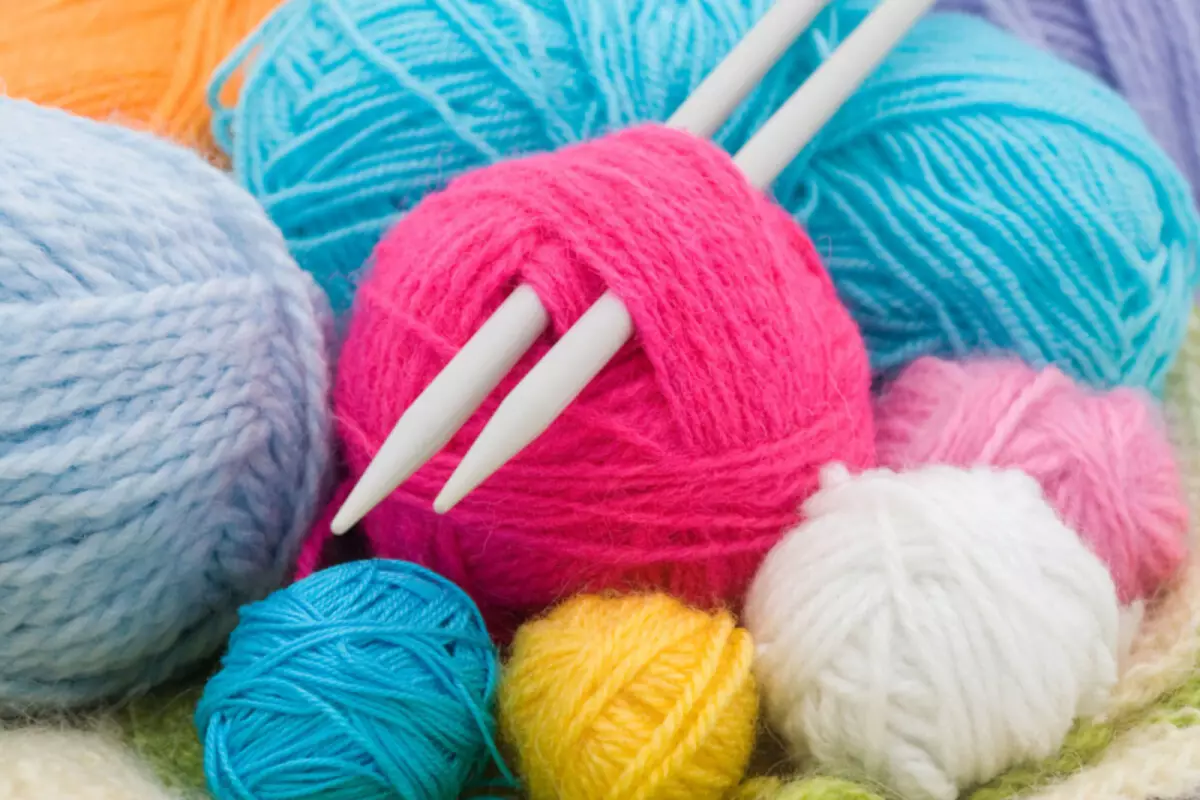 Comment nouer des mitaines pour femmes à tricoter: des schémas avec description