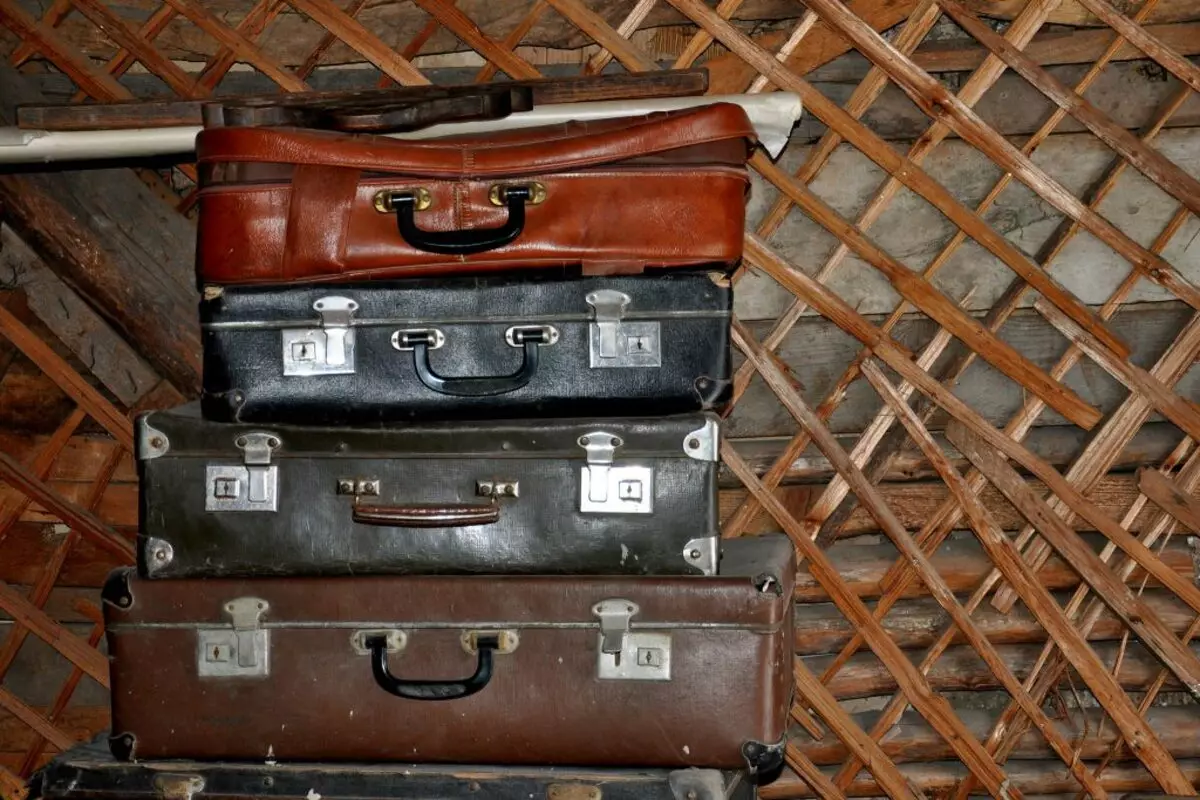 旧行李箱可以作为Decoupage技术的装饰