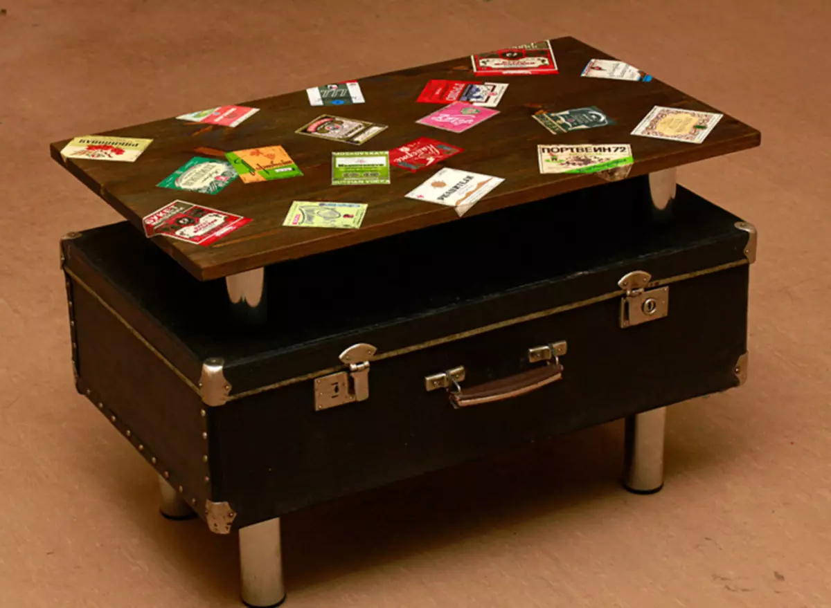 Журнальный столик из старого чемодана