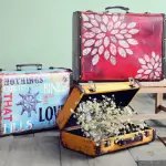 Dekupažo galimybės senam lagaminui: kelios įdomios idėjos